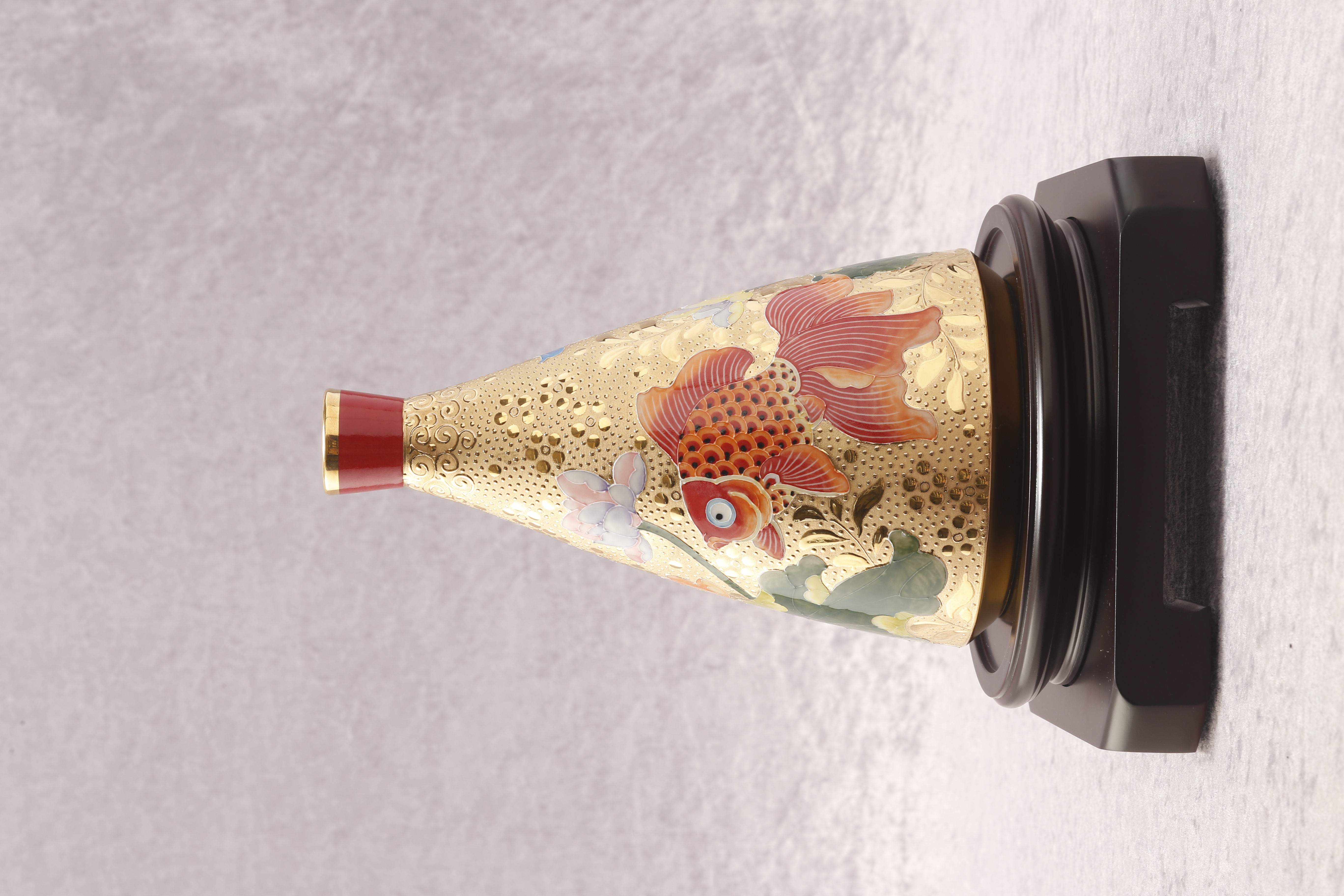 台華窯(TAI HWA)　雕金堆線金魚小口造型瓶　金魚　牡丹　花瓶　観賞用磁器製品 台湾美術
