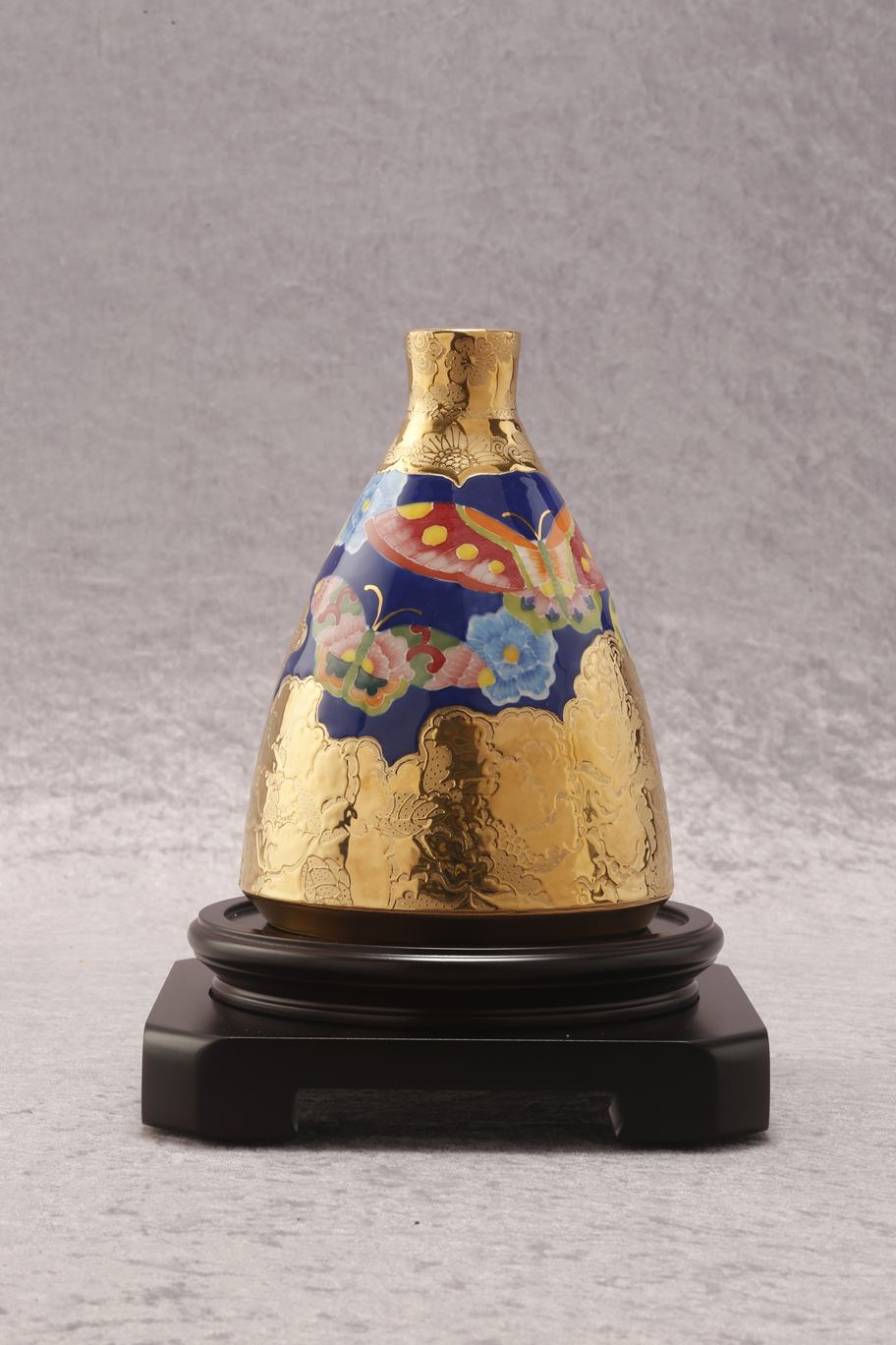 台華窯(TAI HWA)　雕金堆線蝴蝶小口造型瓶　観賞用磁器製品 台湾美術　花瓶　蝶々　牡丹