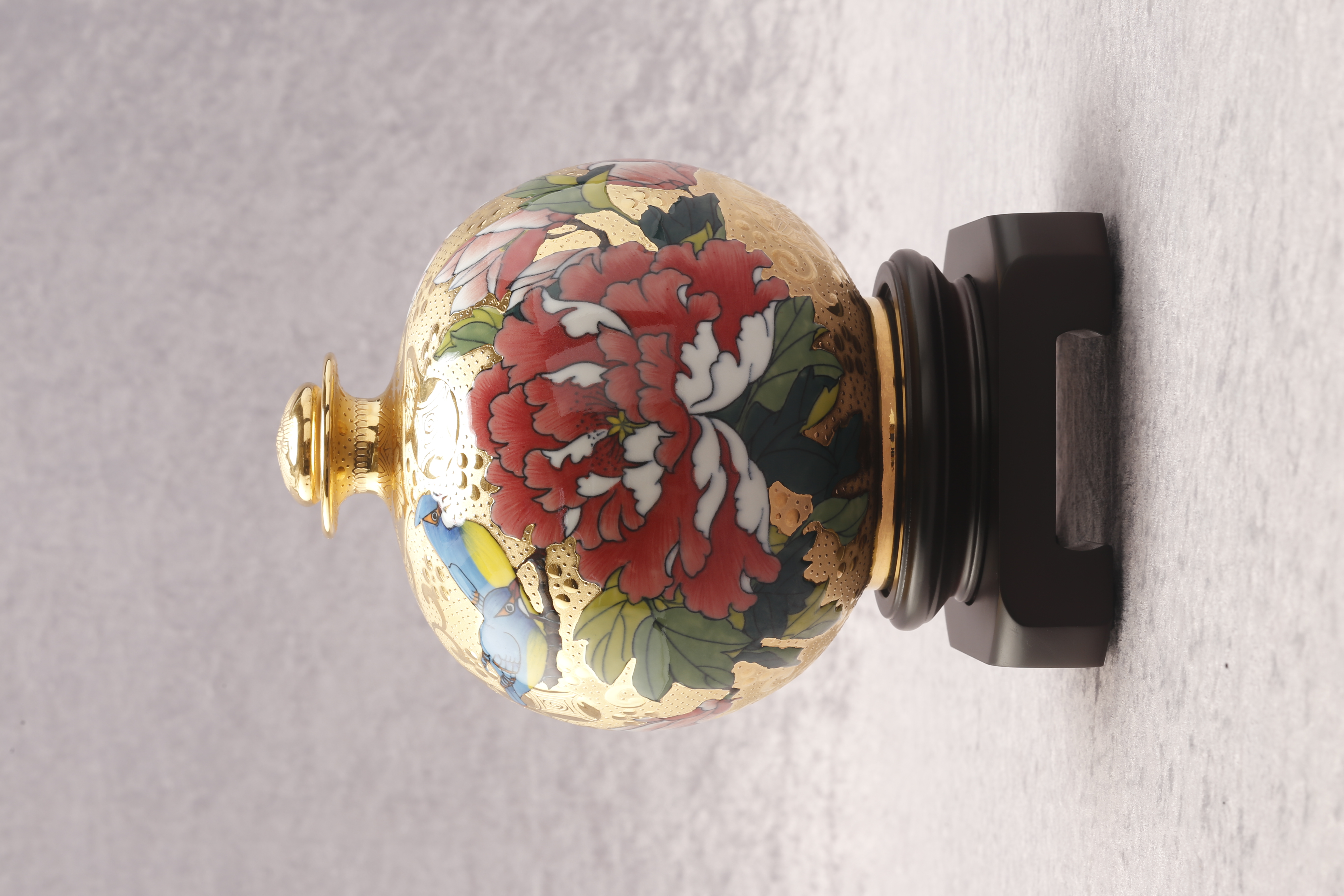 台華窯(TAI HWA)　雕金彩繪圓球　牡丹　花鳥　観賞用磁器 製品　台湾美術